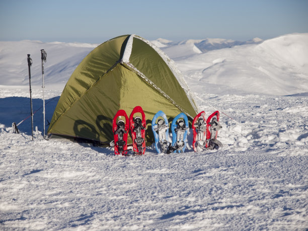 雪地上的雪鞋和帐篷。图片下载