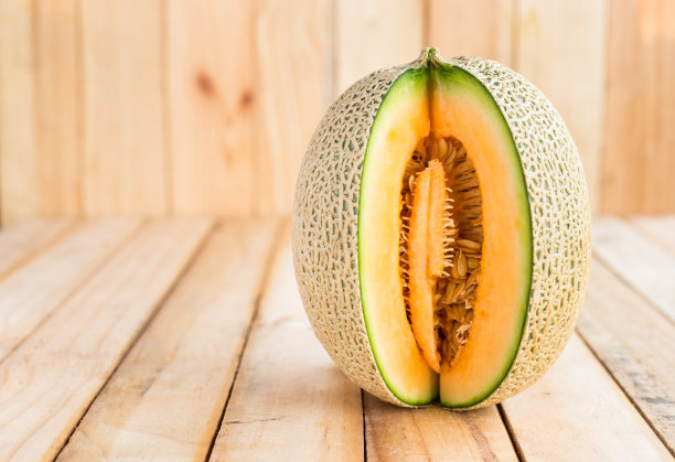 木桌上放着新鲜的西瓜图片下载