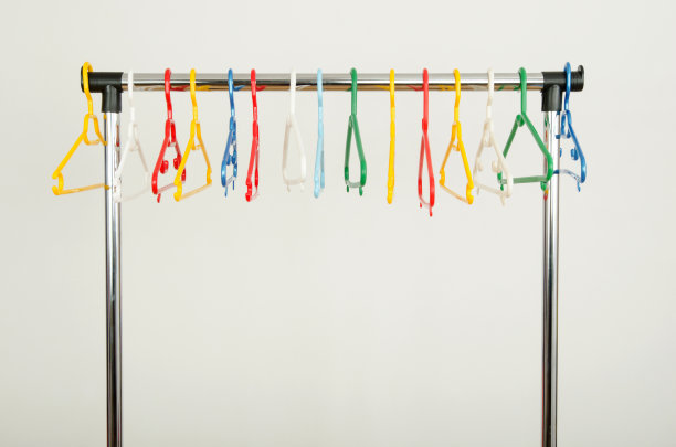 有空衣架的衣服架。图片下载