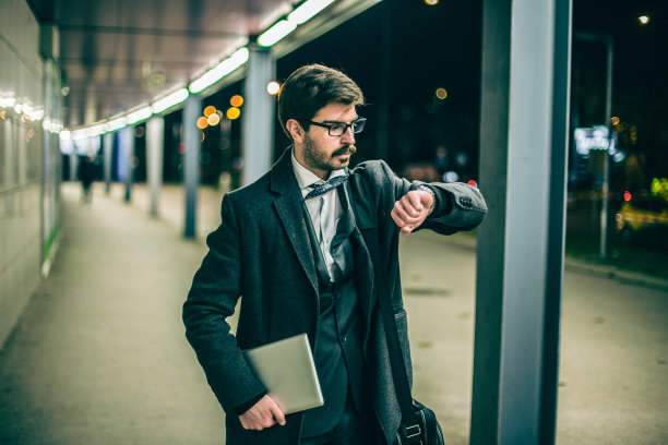 正装商人看现在几点了图片下载