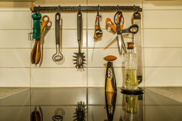 厨房用具挂在炉子后面的墙上图片下载