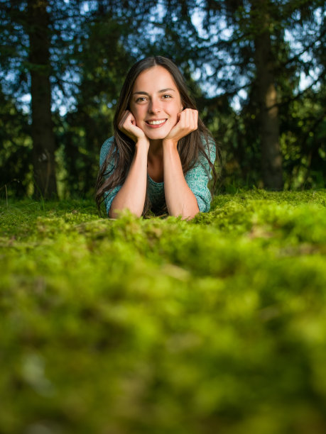 年轻女子享受自然图片下载