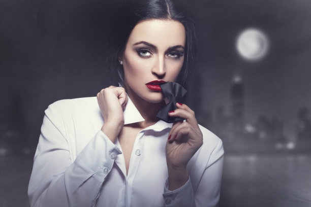 女人在晚上咬晚礼服图片下载