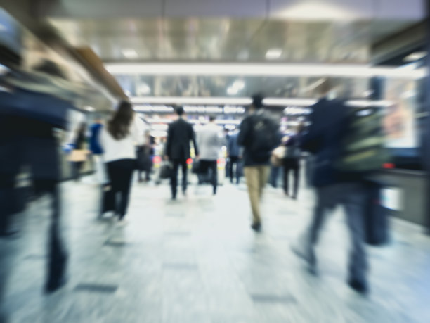 模糊移动的人商人行走在火车站旅行背景图片下载