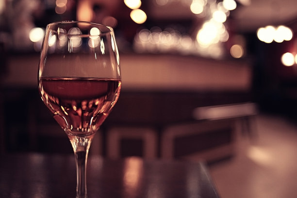 杯葡萄酒餐厅内部供应晚餐图片下载
