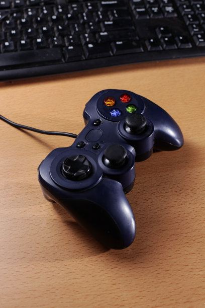 手在手柄上玩游戏图片下载