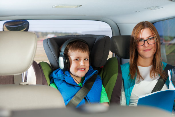 坐在车里的快乐乘客的肖像图片下载