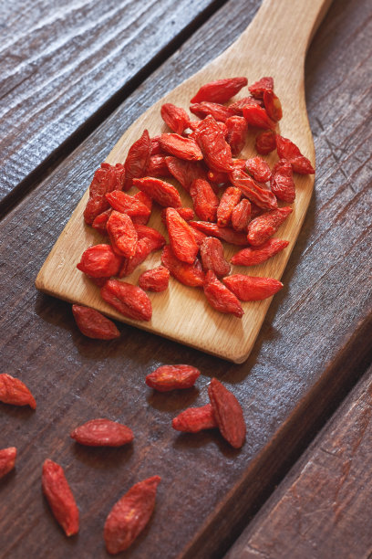 木质背景上的枸杞图片下载