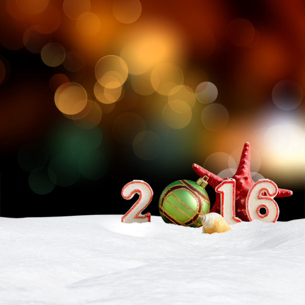 2016年的新年标志用雪堆和抽象的散景灯图片下载