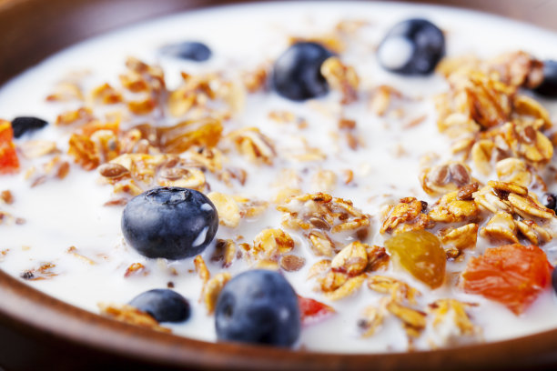 健康的早餐。新鲜的格兰诺拉麦片，加浆果、蜂蜜和牛奶的什锦麦片图片下载