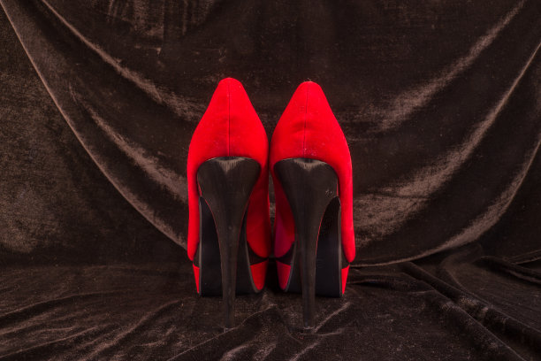 女人的红鞋孤立在黑色背景图片下载
