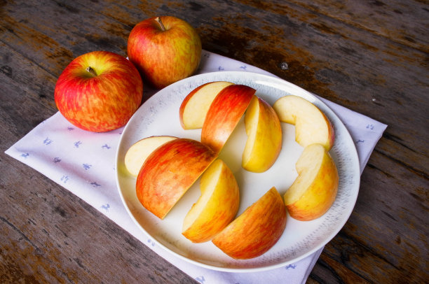 切片新鲜的红苹果在木制的背景图片下载