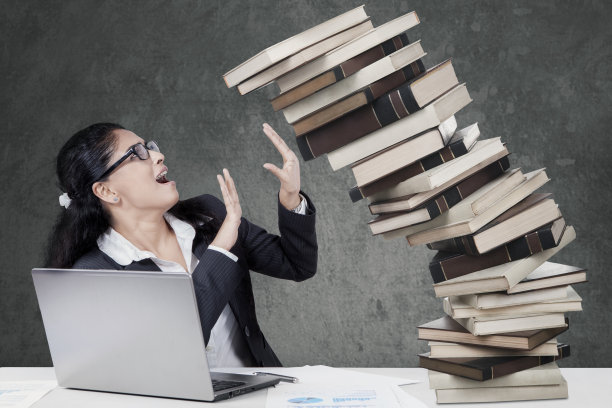 忧心忡忡的女人捧着一本正在坠落的书图片下载