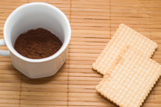 一杯咖啡和饼干隔在竹席上图片下载