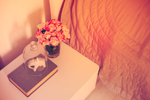 卧室里的玫瑰图片下载