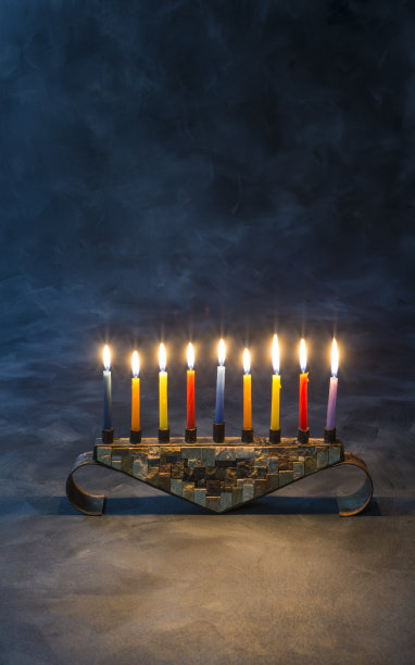 光明节的烛台上点着蜡烛图片下载