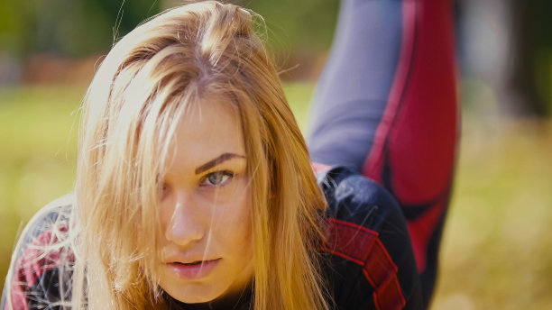 性感迷人的女性比基尼健身模特伸展在图片下载