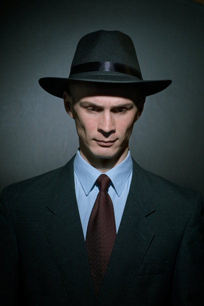 戴着时髦帽子的时髦青年侦探图片下载