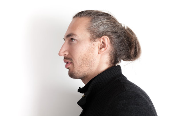 特写档案工作室肖像的年轻人图片下载