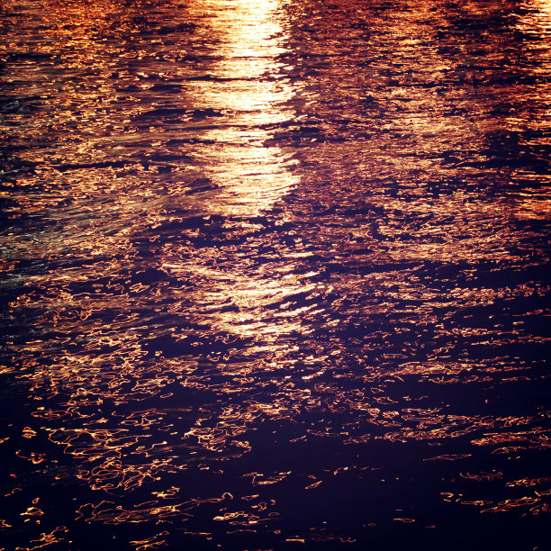 灯光反射在夜晚的河流复古效果。晚上复古的照片。图片下载