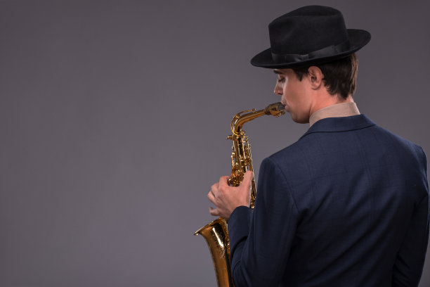 英俊的爵士青年图片下载