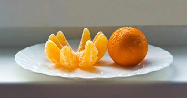 盘子上的桔子和桔子片图片下载