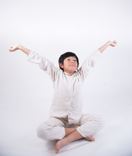 亚洲男孩醒来图片下载