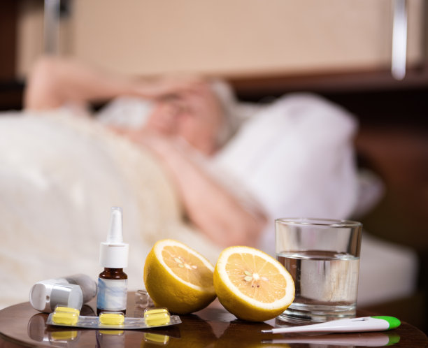 躺在床上生病的老妇人图片下载