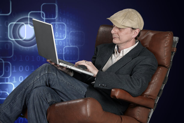 坐在室内使用笔记本电脑的人图片下载