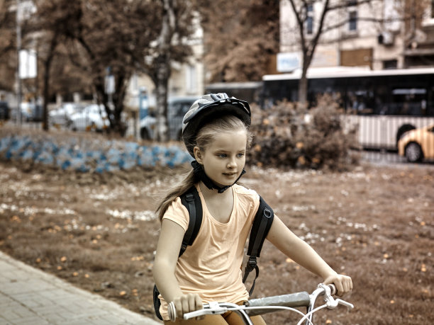 孩子骑自行车。健美的形象。图片下载