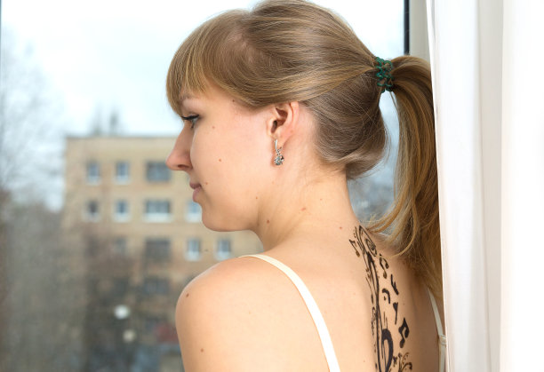 窗前的女人图片下载