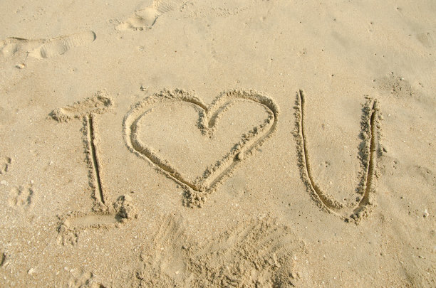 海滩背景与心形画图片下载