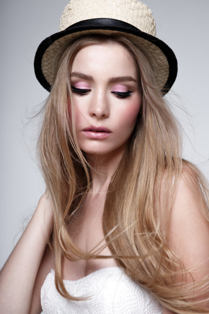 头发飘逸，戴着帽子的模特图片下载