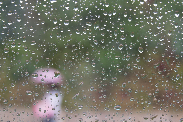 小雨打在窗口。有伞的人。图片下载