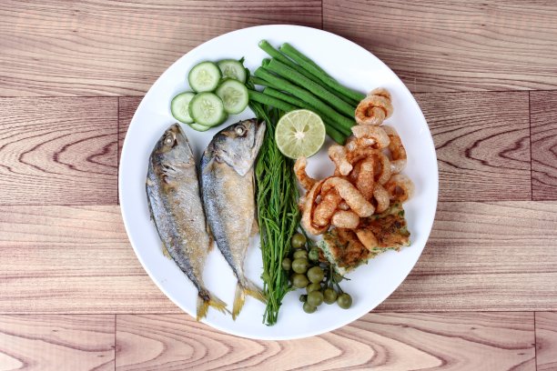 配菜:烧鲭鱼，猪皮和蔬菜。图片下载