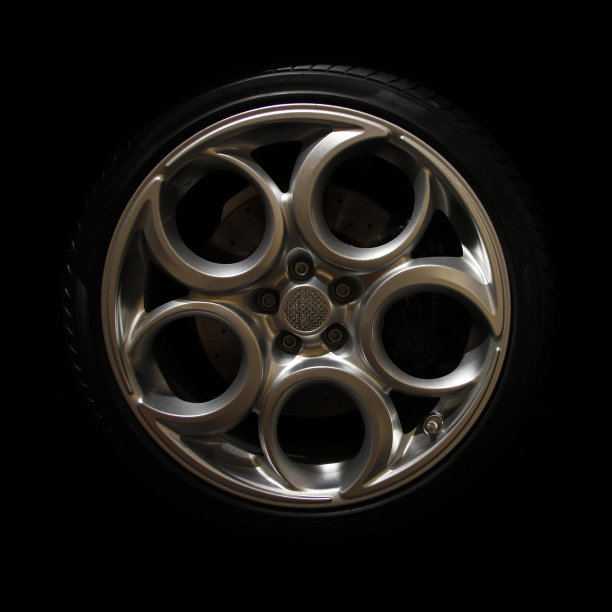 黑色背景上的隔离合金车轮图片下载