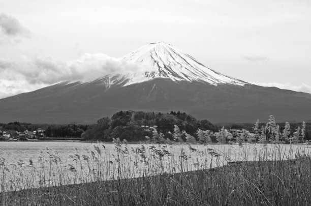 富士山黑白照片。图片下载