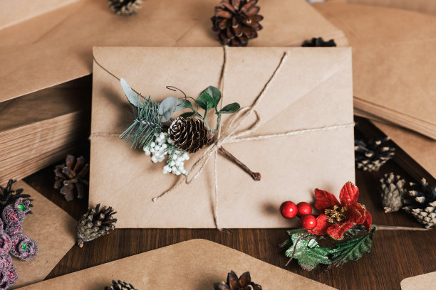 用绳子绑着的棕色信封图片下载