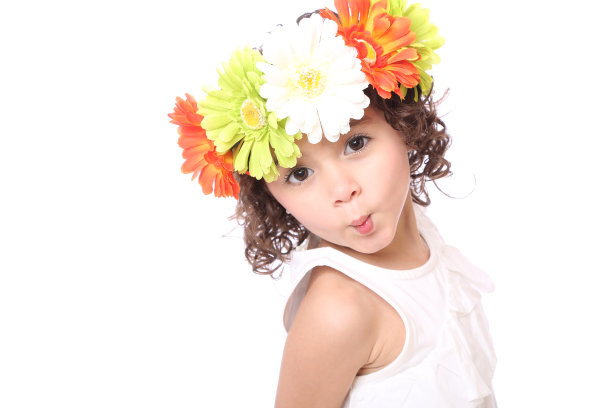 头戴花的可爱小女孩图片下载