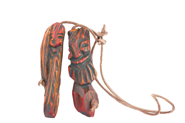 木制吊坠项链。一对男人和女人图片下载