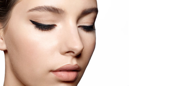 妆容自然，眼睛上有黑色箭头的女人图片下载