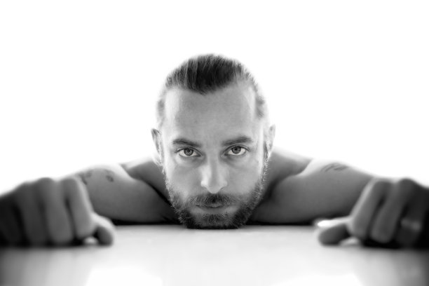 金发男子肖像在白色的背景图片下载