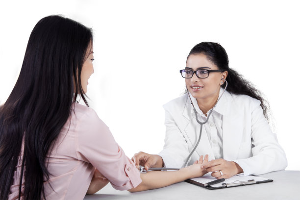 友善的医生正在检查病人图片下载