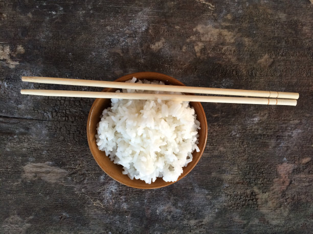 杯子里的米饭和谷物图片下载