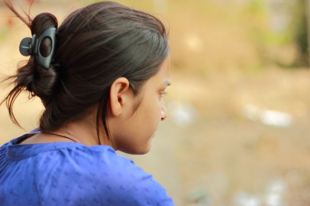 印度少女肖像与模糊的自然背景图片下载