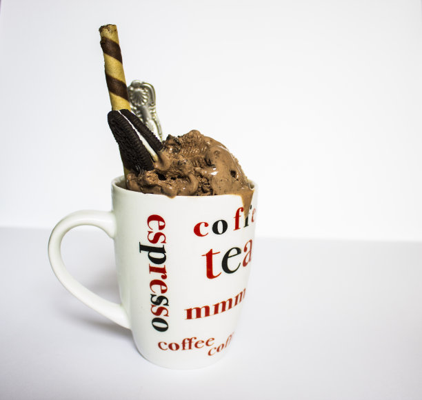 一杯加巧克力冰淇淋的咖啡图片下载