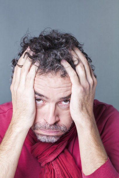 疲惫的成熟男人表现出幻灭和疲惫图片下载