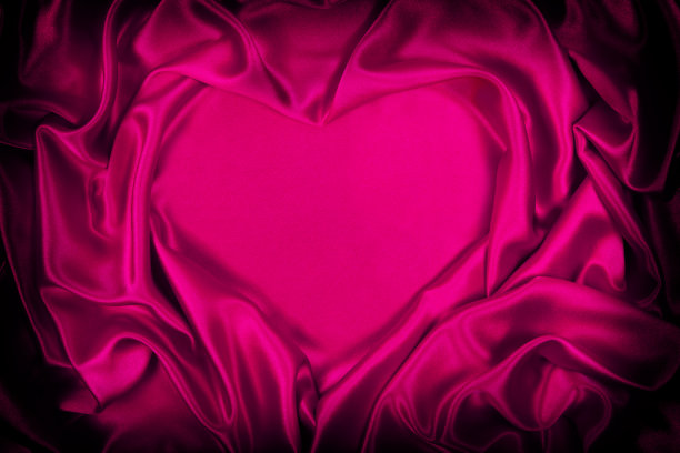 紫色丝绸折叠心形，用于背景图片下载