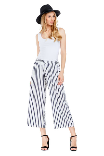 时尚照片年轻华丽的女人穿着时尚的夏装图片下载