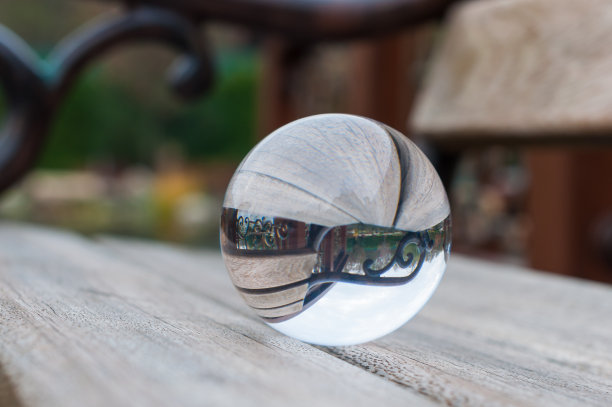 玻璃透明球，深色背景，木质表面。软焦点图片下载